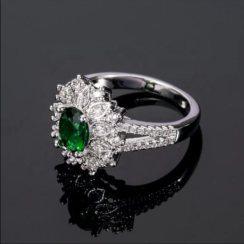 New Luxury 925 Silver Flower Emerald Diamond Ring - Picture 3 of 5